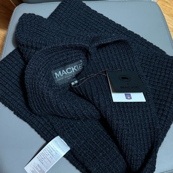 Canada Goose x Mackie Waffle Infinity Loop Scarf Men’s - Picture 5 of 12